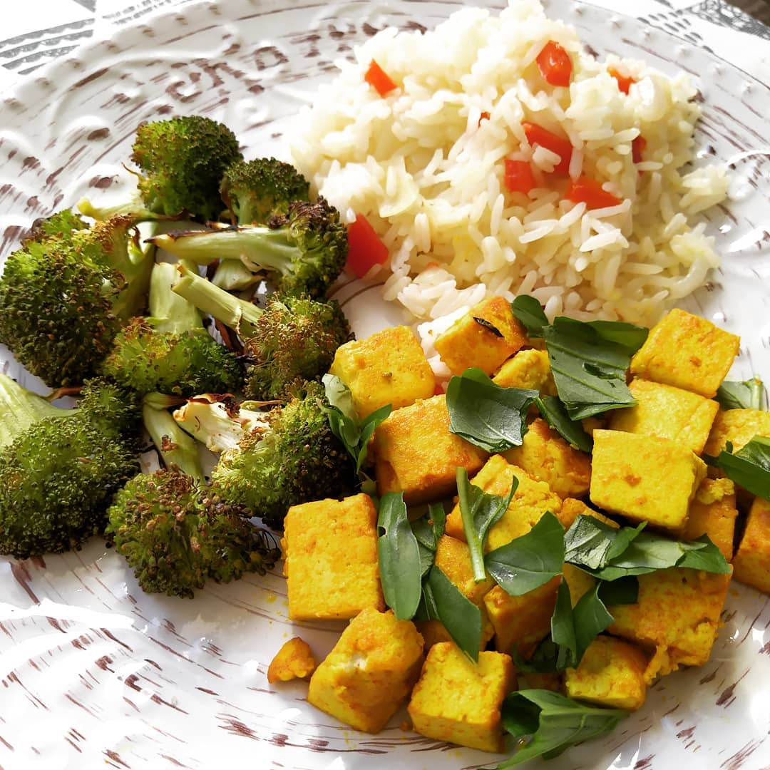 Cubitos de tofu salteado, brócoli al horno y arroz con cebolla y morrón