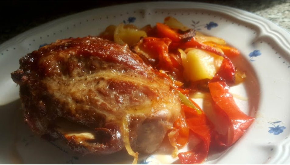 Carrileras de cerdo al horno con verduras y patatas