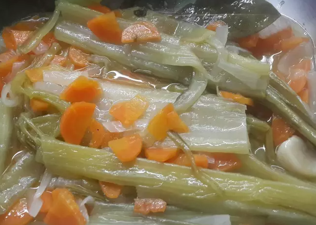 Pencas de acelga en escabeche de verduras