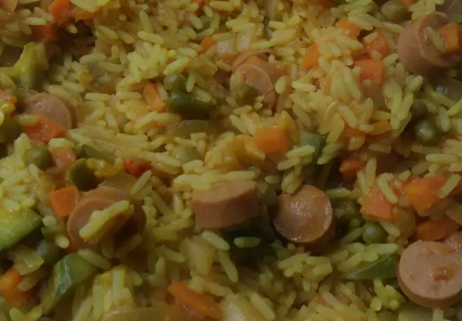 Guiso de arroz con verduras y salchicha