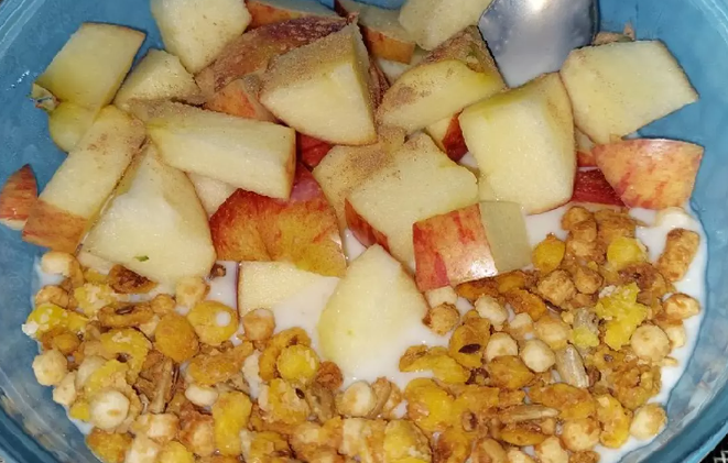 Porridge de avena, manzana y granola