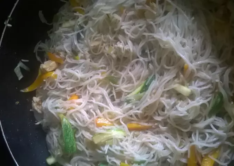 Fideos de arroz salteado con pollo y verduras