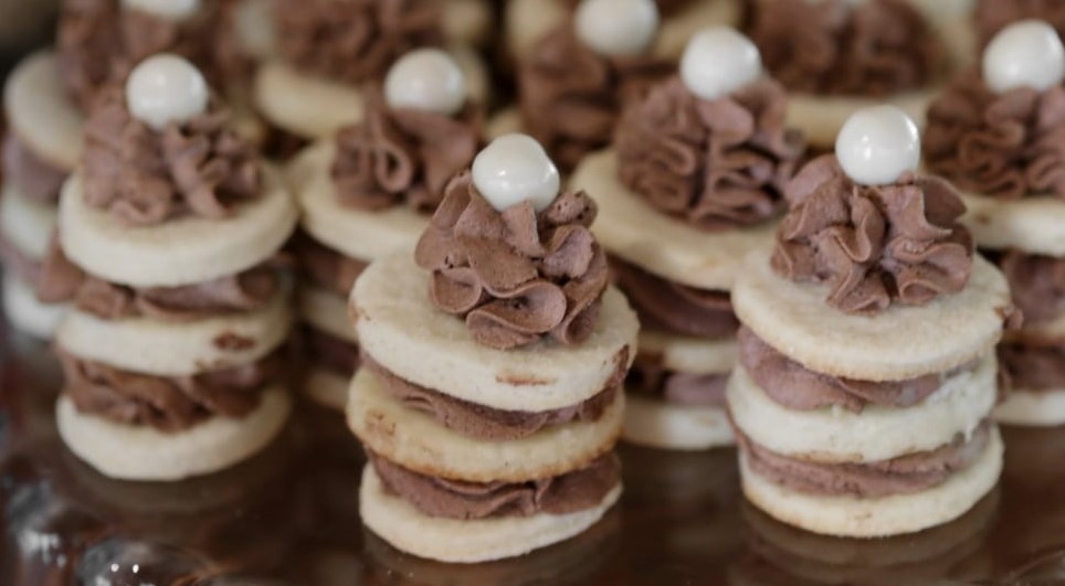 Mini pastelitos con chantilly cacao